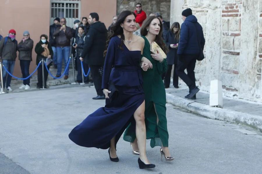 Γάμος Ντεγκρές – Βαρδινογιάννη: Κατέφτασαν οι πρώτοι καλεσμένοι στον Άγιο Νικόλαο Ραγκαβά