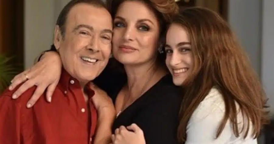 Συγκλονίζουν τα μηνύματα της Άντζελας Γκερέκου και της κόρης της για τον Τόλη Βοσκόπουλο για τα 4 χρόνια από τον θάνατο του