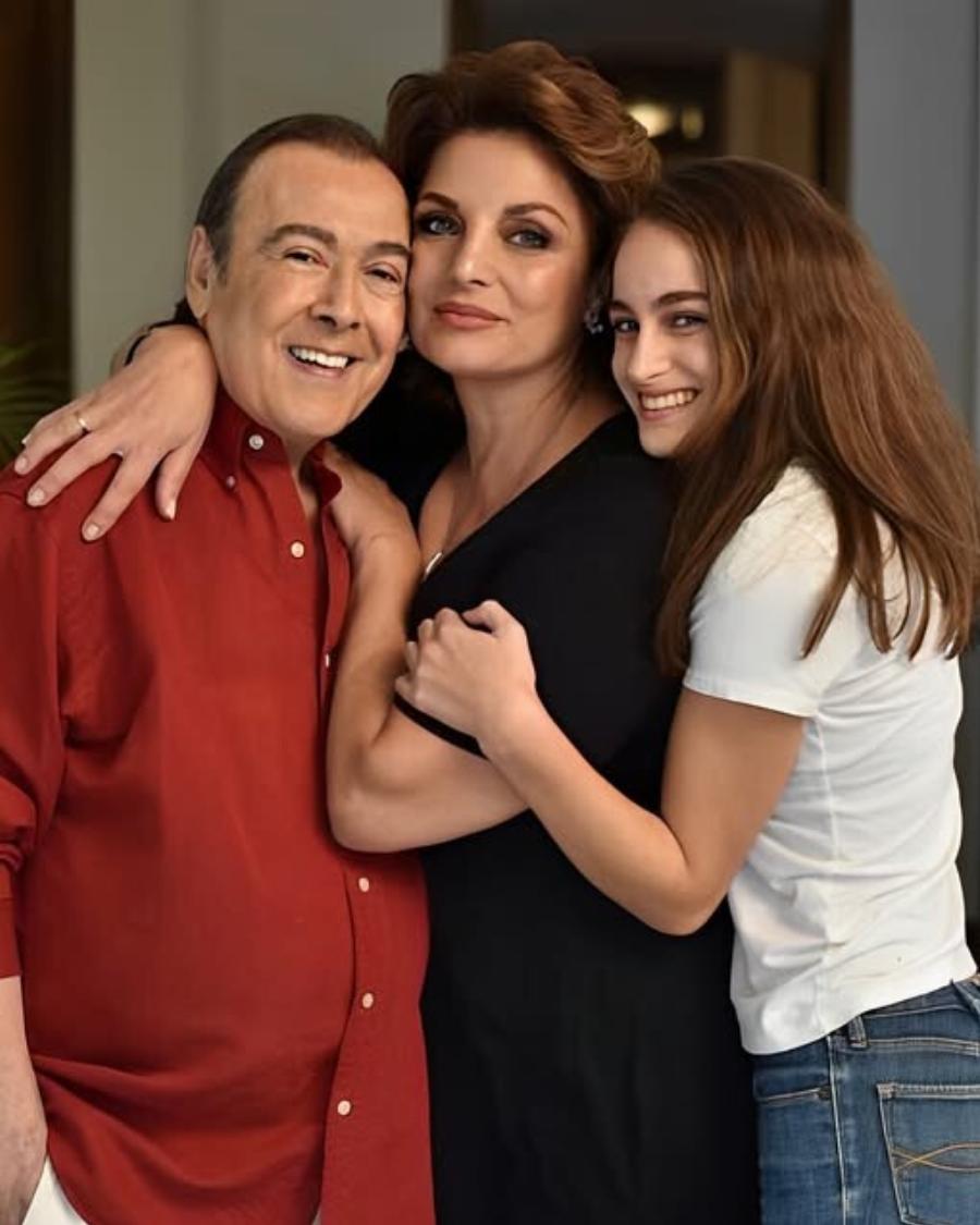 Συγκλονίζουν τα μηνύματα της Άντζελας Γκερέκου και της κόρης της για τον Τόλη Βοσκόπουλο για τα 4 χρόνια από τον θάνατο του