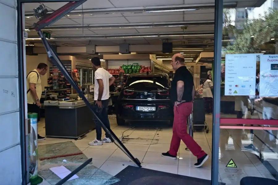 ΕΚΤΑΚΤΗ ΕΙΔΗΣΗ: Αυτοκίνητο έπεσε σε σούπερ μάρκετ στην Πέτρου Ράλλη – Τρεις τραυματίες