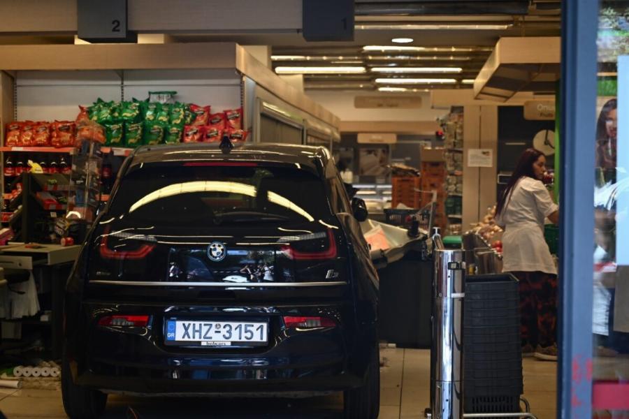 ΕΚΤΑΚΤΗ ΕΙΔΗΣΗ: Αυτοκίνητο έπεσε σε σούπερ μάρκετ στην Πέτρου Ράλλη – Τρεις τραυματίες