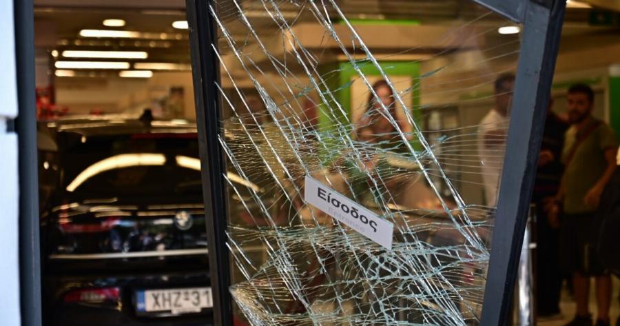 ΕΚΤΑΚΤΗ ΕΙΔΗΣΗ: Αυτοκίνητο έπεσε σε σούπερ μάρκετ στην Πέτρου Ράλλη – Τρεις τραυματίες