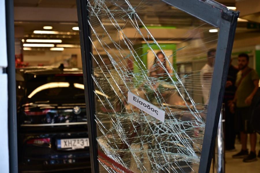 ΕΚΤΑΚΤΗ ΕΙΔΗΣΗ: Αυτοκίνητο έπεσε σε σούπερ μάρκετ στην Πέτρου Ράλλη – Τρεις τραυματίες