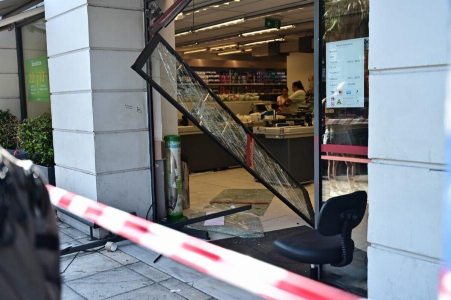 ΕΚΤΑΚΤΗ ΕΙΔΗΣΗ: Αυτοκίνητο έπεσε σε σούπερ μάρκετ στην Πέτρου Ράλλη – Τρεις τραυματίες