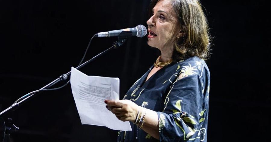 Η Χάρις Αλεξίου στη συναυλία για τη Γάζα: «Θα σας διαβάσω ποίημα, αφού δεν τραγουδώ»
