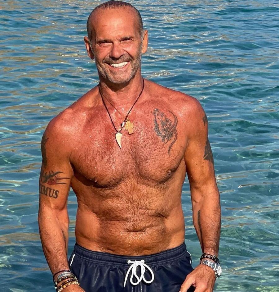 O πιο γοητευτικός 70αρης στην Ελλάδα – Γυμνασμένος, αυτοδημιούργητος, πάντα όμορφος και με στυλ – Δημιούργησε μια κουλτούρα μόνος του