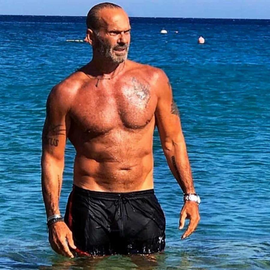 O πιο γοητευτικός 70αρης στην Ελλάδα – Γυμνασμένος, αυτοδημιούργητος, πάντα όμορφος και με στυλ – Δημιούργησε μια κουλτούρα μόνος του