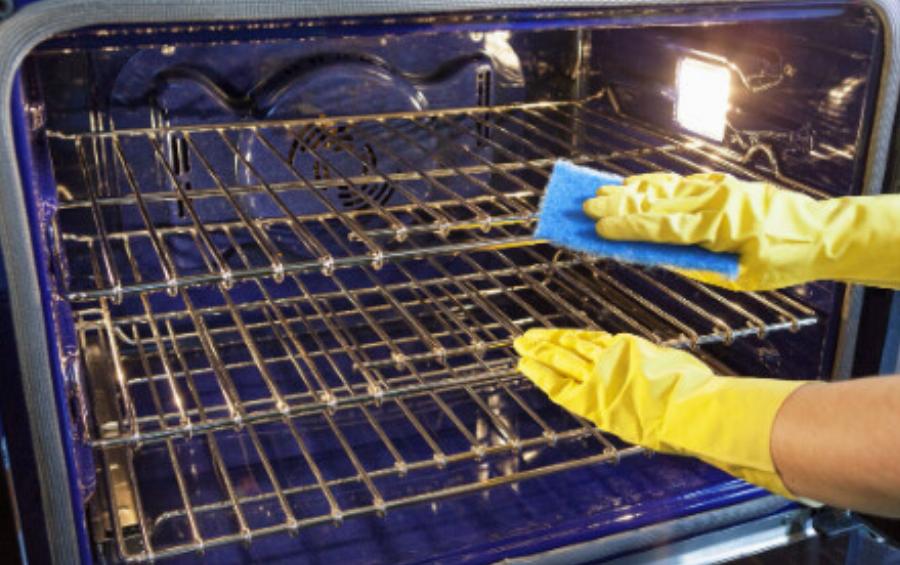 Φούρνος σαν «καθρέφτης»: 6 πανεύκολοι τρόποι για να τον καθαρίσετε με φυσικά υλικά και να γίνει λαμπίκο στο πι και φι