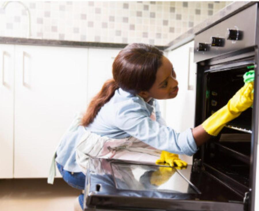 Φούρνος σαν «καθρέφτης»: 6 πανεύκολοι τρόποι για να τον καθαρίσετε με φυσικά υλικά και να γίνει λαμπίκο στο πι και φι