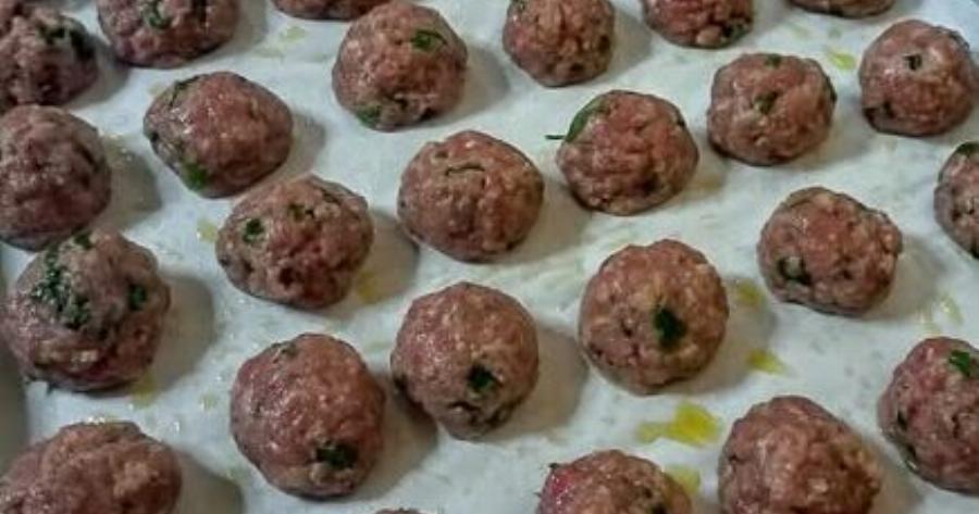 Σπιτικά κεφτεδάκια στον φούρνο με σάλτσα – Φαγητό που θυμίζει μαμά