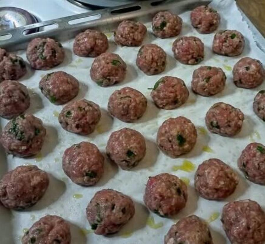 Σπιτικά κεφτεδάκια στον φούρνο με σάλτσα – Φαγητό που θυμίζει μαμά