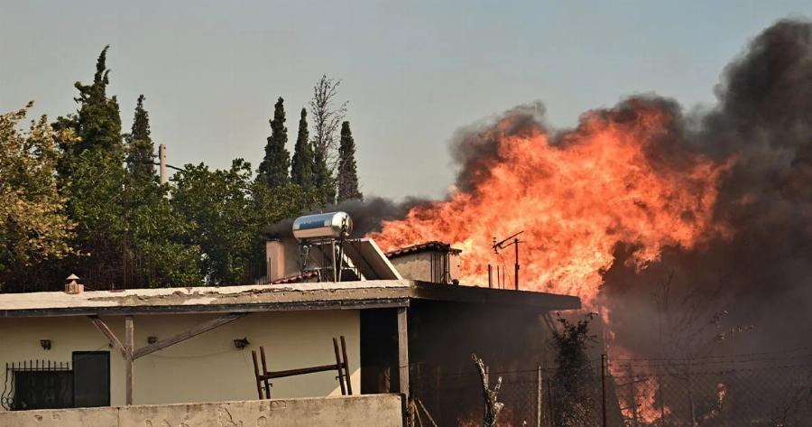Εφιάλτης ΤΩΡΑ: Πύρινη κόλαση – Καίγονται σπίτια, ανεξέλεγκτες 4 φωτιές