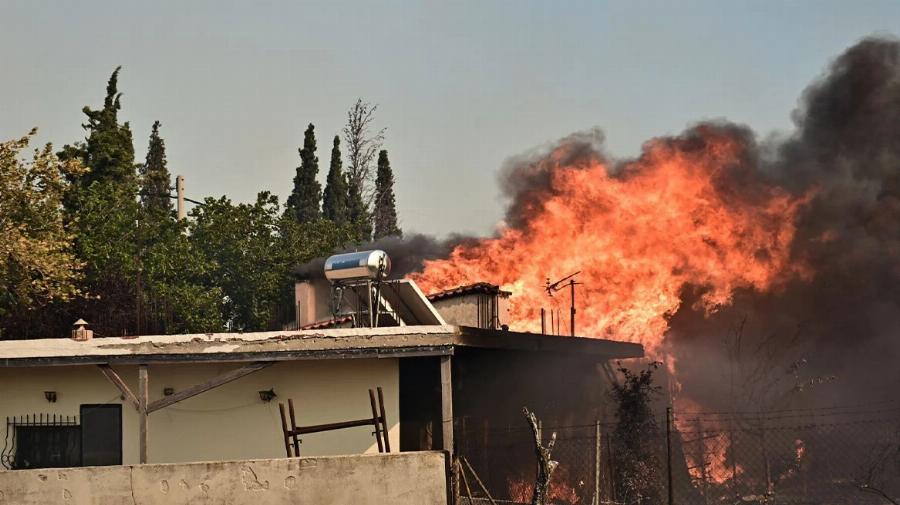 Εφιάλτης ΤΩΡΑ: Πύρινη κόλαση – Καίγονται σπίτια, ανεξέλεγκτες 4 φωτιές