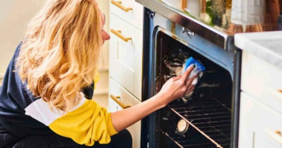 Φούρνος σαν «καθρέφτης»: 6 πανεύκολοι τρόποι για να τον καθαρίσετε με φυσικά υλικά και να γίνει λαμπίκο στο πι και φι