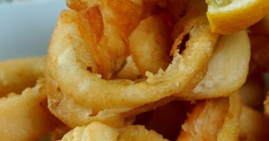 Τα καλαμαράκια σαν της ταβέρνας – τραγανά απ’ έξω και μελωμένα μέσα