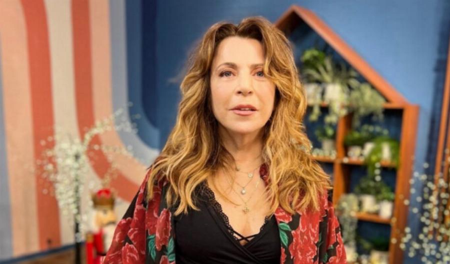 Γυναικάρα στα 61 της: Η Δήμητρα Παπαδοπούλου πόζαρε ξαπλωμένη στην ξαπλώστρα και έκλεψε τα βλέμματα