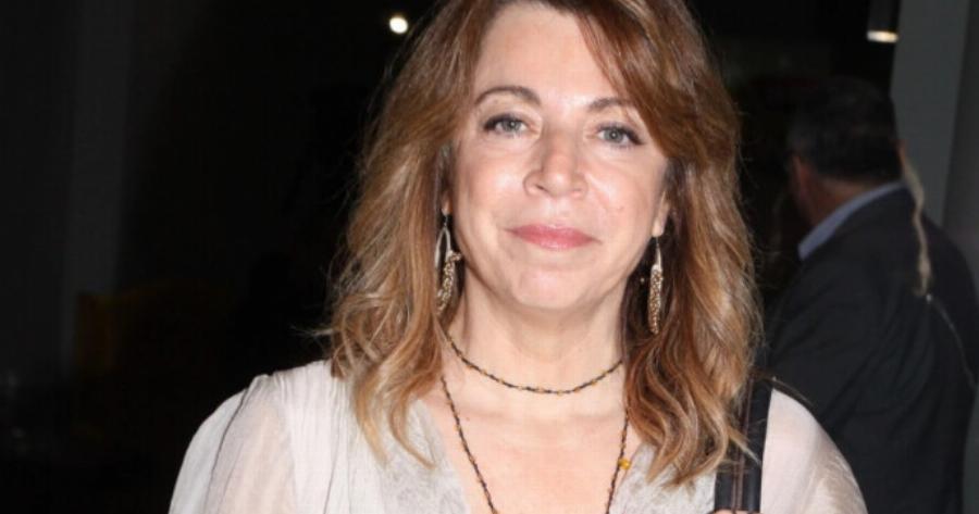 Γυναικάρα στα 61 της: Η Δήμητρα Παπαδοπούλου πόζαρε ξαπλωμένη στην ξαπλώστρα και έκλεψε τα βλέμματα