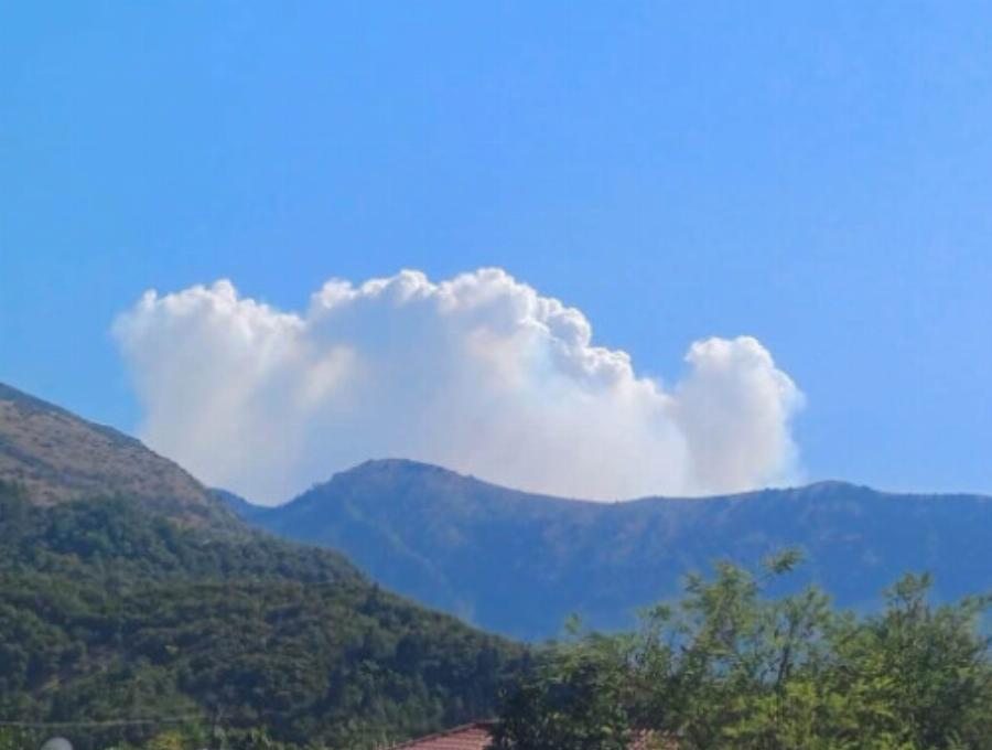 ΕΚΤΑΚΤΟ – Μεγάλη φωτιά Τώρα διπλά από σπίτια – Συναγερμός στην Πυροσβεστική – Ήχησε το 112