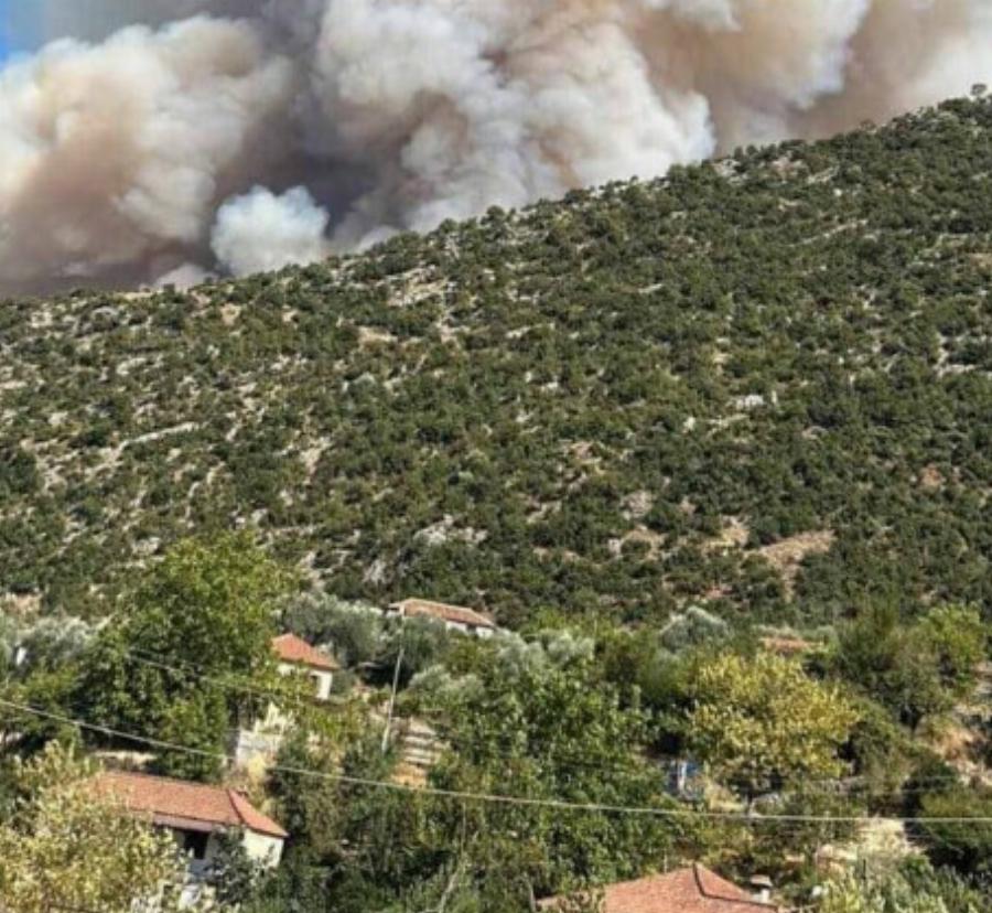 ΕΚΤΑΚΤΟ – Μεγάλη φωτιά Τώρα διπλά από σπίτια – Συναγερμός στην Πυροσβεστική – Ήχησε το 112