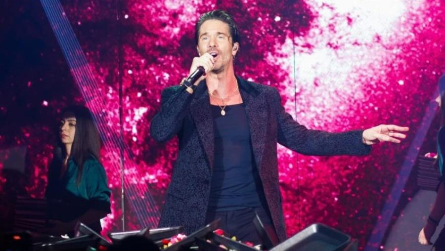 Ρεβεγιόν Χριστουγέννων και Πρωτοχρονιάς στα μπουζούκια: Τα φθηνότερα και τα ακριβότερα σχήματα στις πίστες της Αθήνας