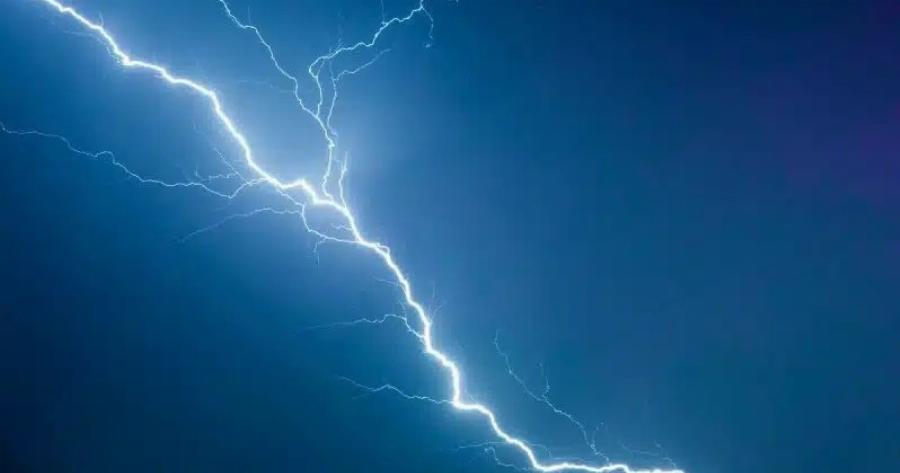 Ανείπωτη τραγωδία: Βρήκε τραγικό θάνατo από κεραυνό μπροστά στα μάτια του συζύγου της