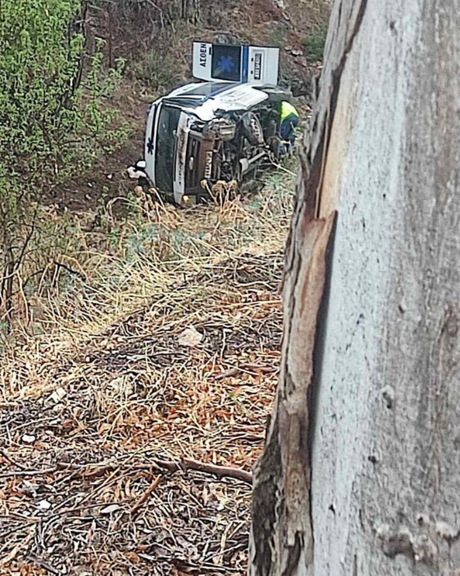 Ασθενοφόρο με δύο άτομα έπεσε σε γκρεμό – Μετέφερε ασθενή