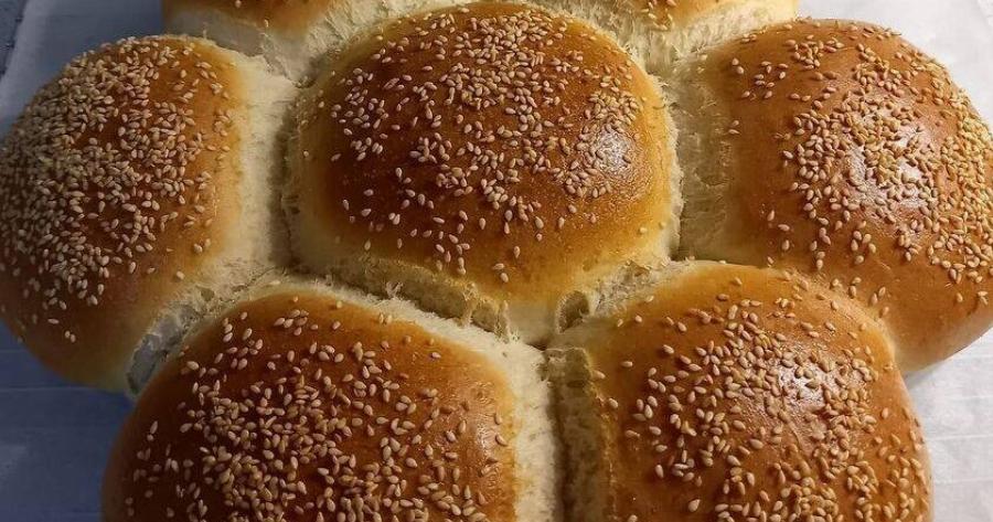 Αφράτο ψωμί “μαργαρίτα” που μοσχοβολά μόλις βγει από τον φούρνο