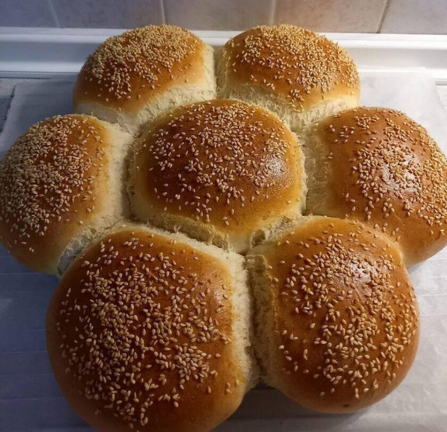 Αφράτο ψωμί “μαργαρίτα” που μοσχοβολά μόλις βγει από τον φούρνο