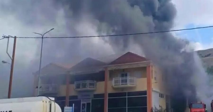 EKTAKTO: Μεγάλη φωτιά σε αντιπροσωπεία αυτοκινήτων – Τρεις άνθρωποι στο νοσοκομείο