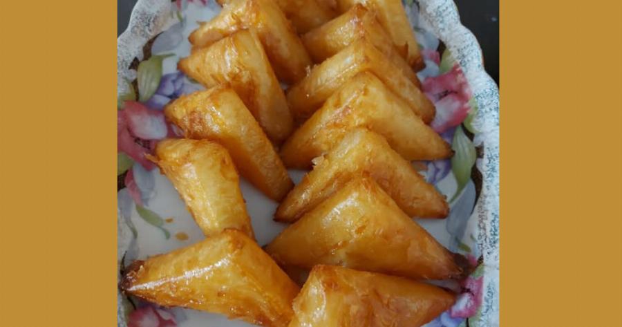 Τρίγωνα σιροπιαστά με κρέμα και γεύση χρυσάφι