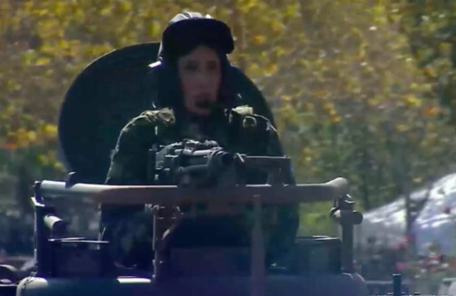 Παρέλαση 28ης Οκτωβρίου: Η εντυπωσιακή χειρίστρια άρματος που έκλεψε τα βλέμματα με την ομορφιά της