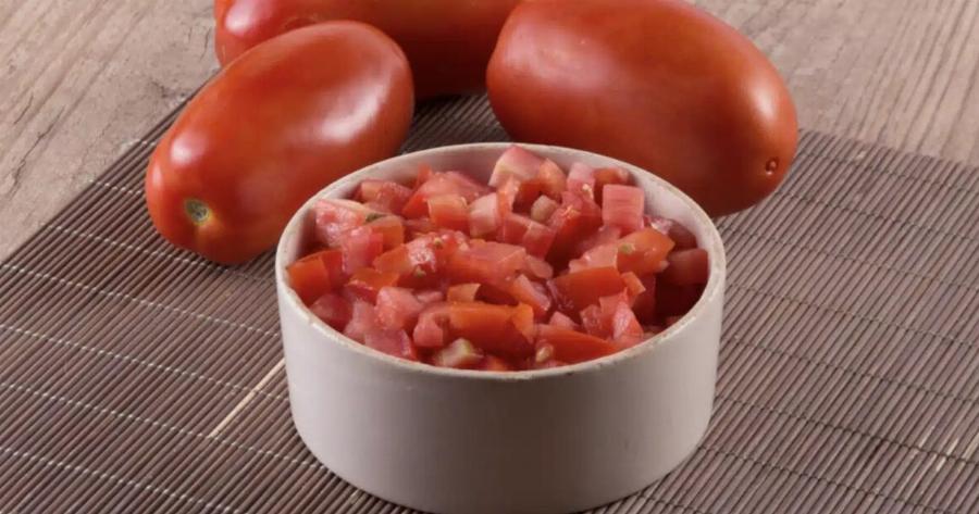 Κομμάτια αρουραίου σε συσκευασμένες ντομάτες