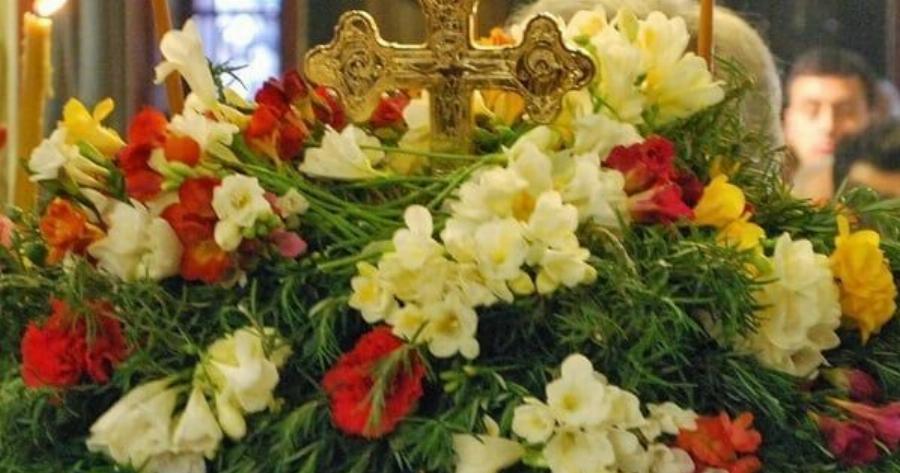 Κυριακή της Σταυροπροσκυνήσεως: Τι πρέπει να κάνετε τα σταυρολούλουδα που πήρατε από την εκκλησία