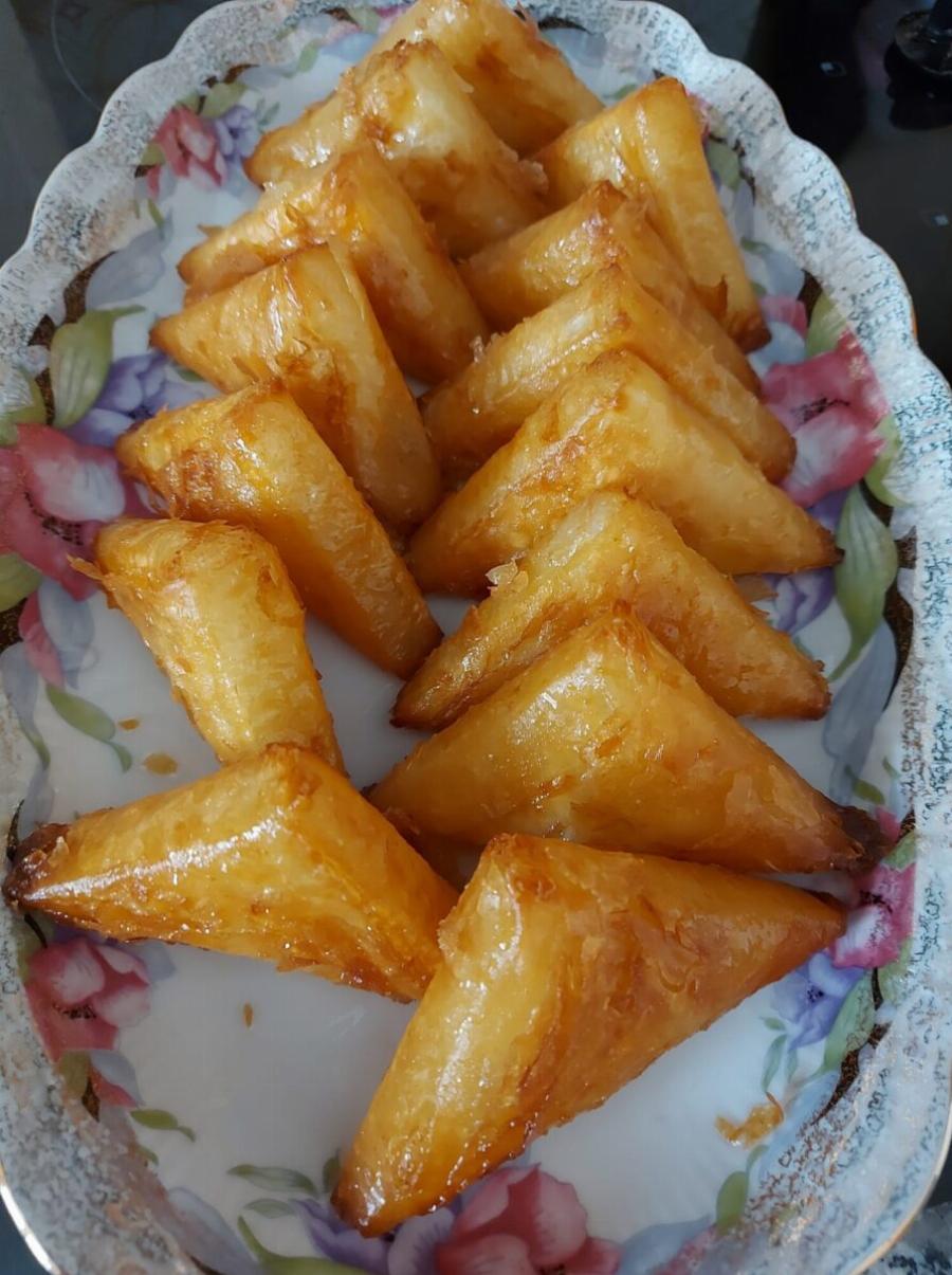 Τρίγωνα σιροπιαστά με κρέμα και γεύση χρυσάφι