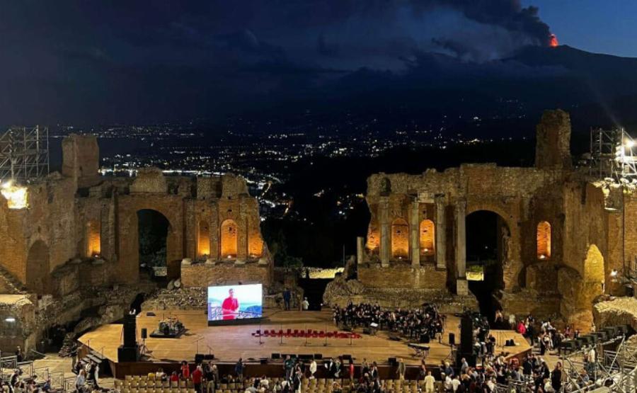 ΕΚΤΑΚΤΟ: Συναγερμός – “Ξύπνησε” το ηφαίστειο, εκτοξεύουν τέφρα και λάβα – Σε πανικο ο κοσμος