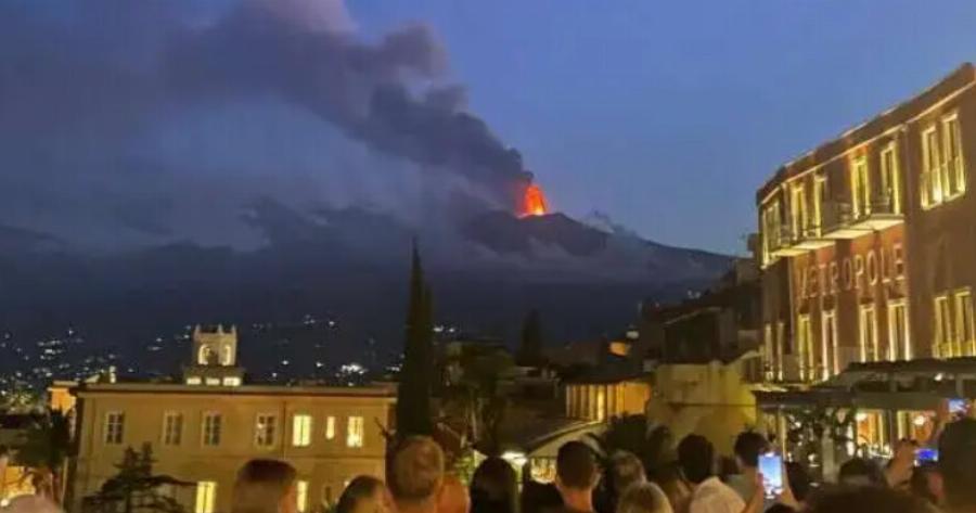 ΕΚΤΑΚΤΟ: Συναγερμός – “Ξύπνησε” το ηφαίστειο, εκτοξεύουν τέφρα και λάβα – Σε πανικο ο κοσμος