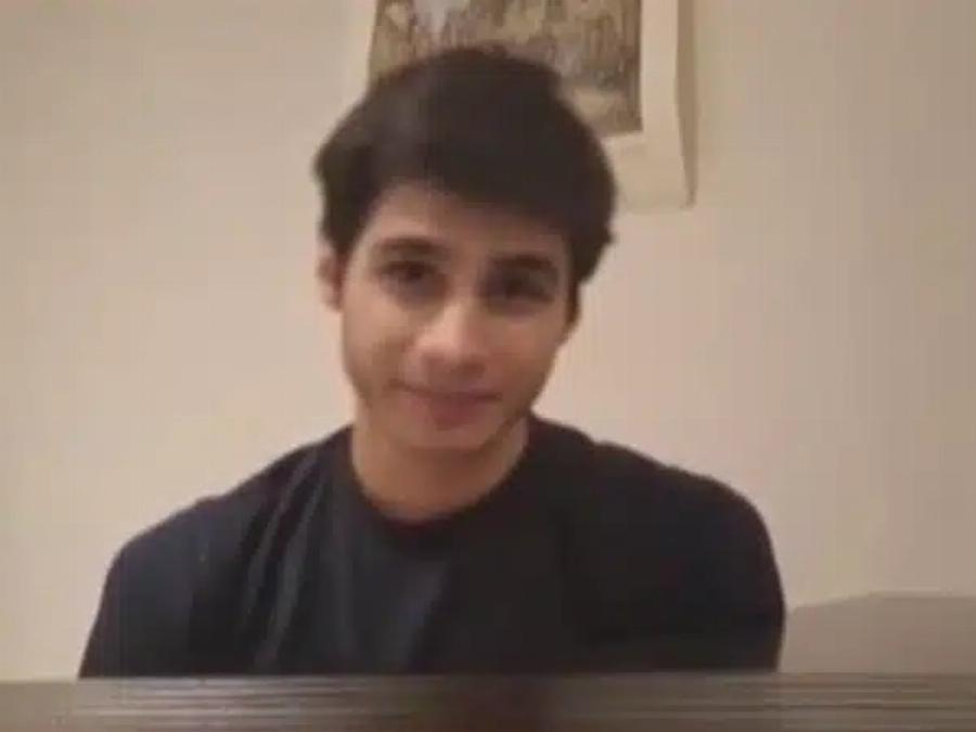 «Ζουμπούλια, Μαριλένα, ο εγγονός σας είμαι…»: Έμειναν με το στόμα ανοιχτό οι πρωταγωνιστές του Παρά Πέντε, ολόκληρος άντρας ο μικρός Μάνος