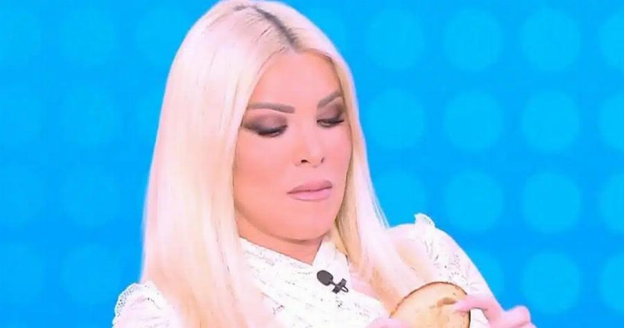 Κατερίνα Καινούργιου: Αμηχανία on air με τα πλάνα την ώρα που έτρωγε – «Γιατί με δείχνεις ρε παιδάκι μου;»