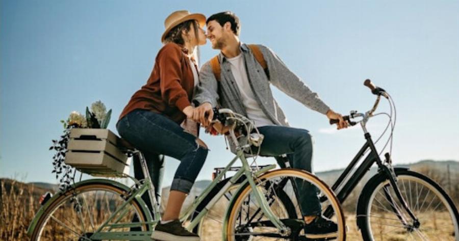 Απρίλης… γεμάτος καρδούλες: Τα 3 ζώδια που ευνοούνται στις σχέσεις – Πάθος, φλερτ, ανατροπές και πολύ έρωτας