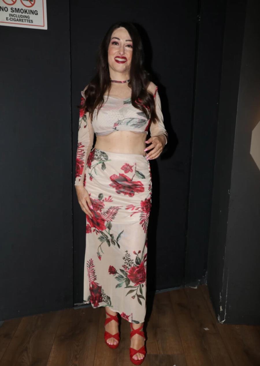 Νέο κορμί με κοιλιακούς “φέτες”: Η Ιωάννα Παλιοσπύρου πήγε ντυμένη έτσι στα μπουζούκια & έκλεψε την παράσταση