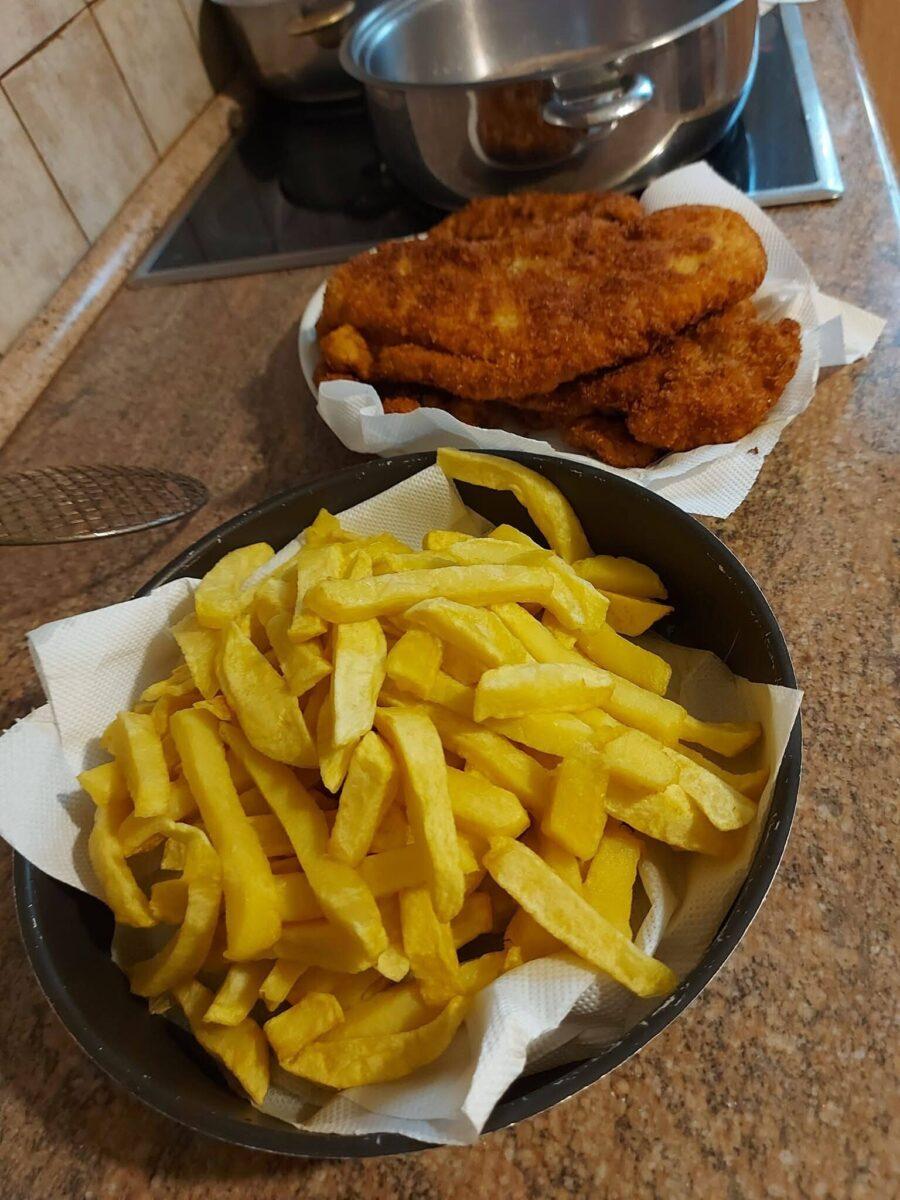 Το απόλυτο οικογενειακό πιάτο! Τραγανό σνίτσελ με χρυσαφένιες πατάτες & δροσερό ταμπουλέ που λατρεύουν όλοι