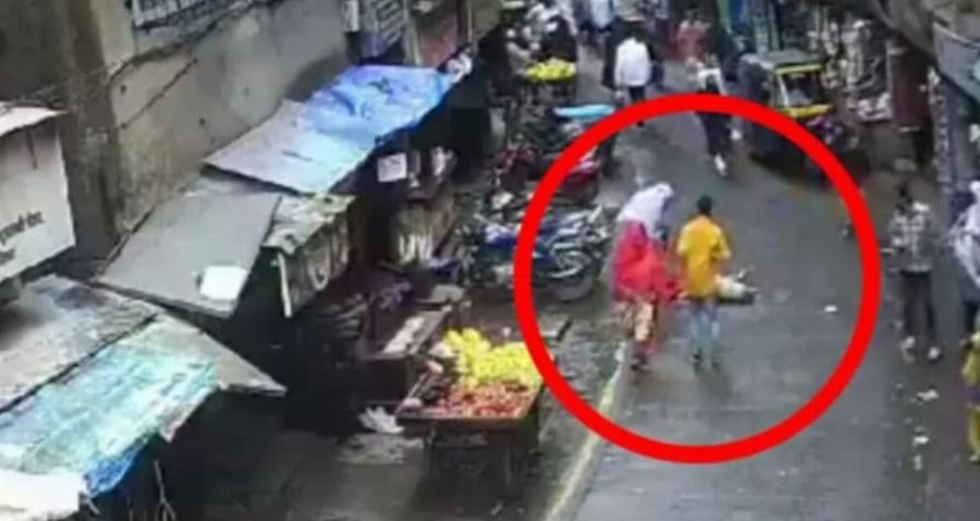 Τραγικός θάνατος για 3χρονη μπροστά στη μητέρα της: Σκύλος έπεσε από μπαλκόνι 5ου ορόφου και την πλάκωσε καθώς περπατούσε