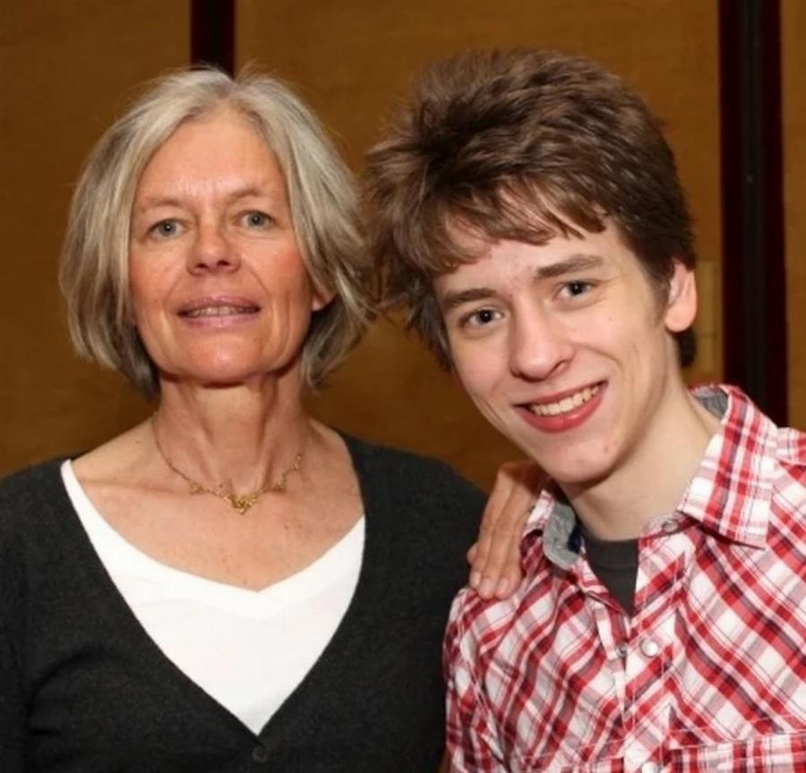 Τότε 19, σήμερα η πιο όμορφη 76χρονη που είδαμε ποτέ, με τα ίδια γαλάζια μάτια: Έτσι είναι σήμερα, η καλλονή από το «Στάσου Μύγδαλα»