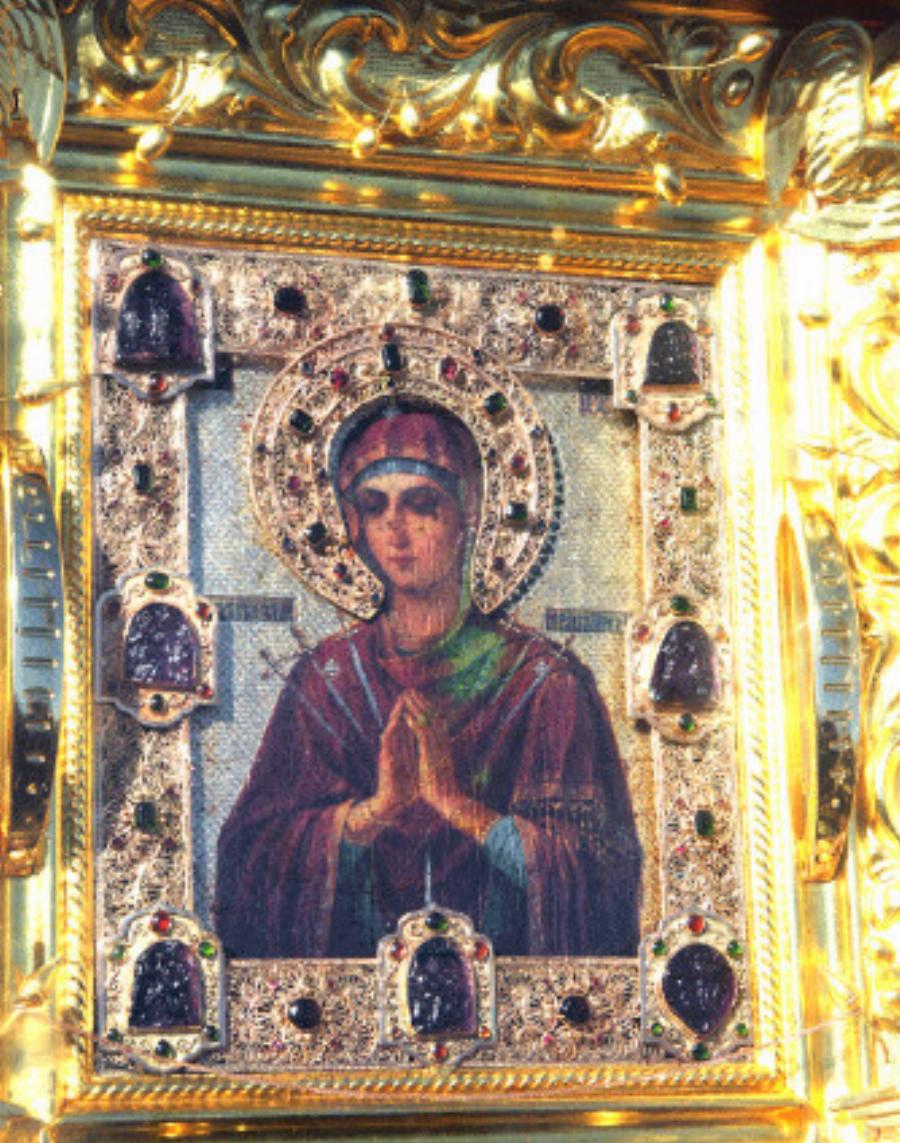 Δέος: Αυτή είναι η σπανιότερη εικόνα της Παναγίας – Κανακεύει τον μικρό Ιησού και γνέθει για να Του πλέξει ρουχαλάκια