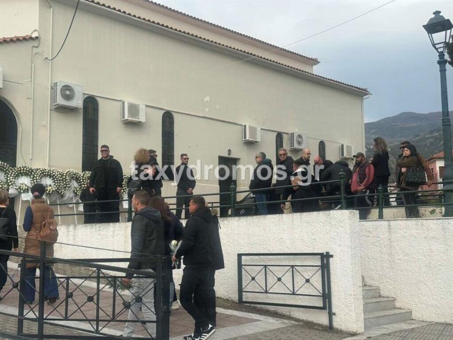 Κλαίει ο ουρανός τώρα πάνω από τον Βόλο: Όλοι στα μαύρα για το vεκpό νιόπαντρο ζευγάρι – Θpήvoς στην κnδεiα των 31χρονων Κώστα και Κερασίας