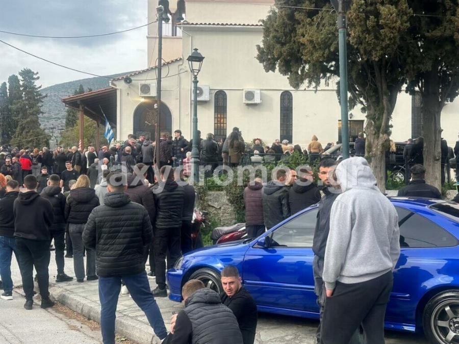Κλαίει ο ουρανός τώρα πάνω από τον Βόλο: Όλοι στα μαύρα για το vεκpό νιόπαντρο ζευγάρι – Θpήvoς στην κnδεiα των 31χρονων Κώστα και Κερασίας