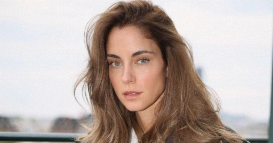 Λευκή, ήρεμη και απόλυτα συγκεντρωμένη — Η νέα εικόνα της Δούκισσας Νομικού που τράβηξε όλα τα βλέμματα