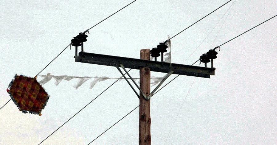 Ο χαρταετός της ακούμπησε σε καλώδια της ΔΕΗ και την τίναξε το ρεύμα!