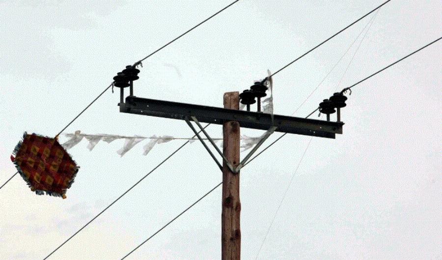 Ο χαρταετός της ακούμπησε σε καλώδια της ΔΕΗ και την τίναξε το ρεύμα!