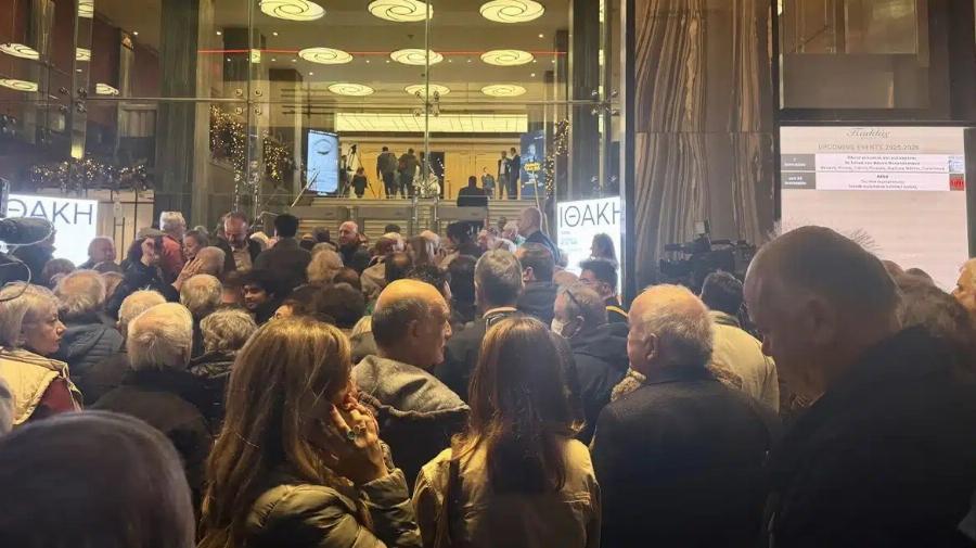 Περήφανος ο Τσίπρας: Λαοθάλασσα έξω από το Θέατρο Παλλάς για την την παρουσίαση του βιβλίου του